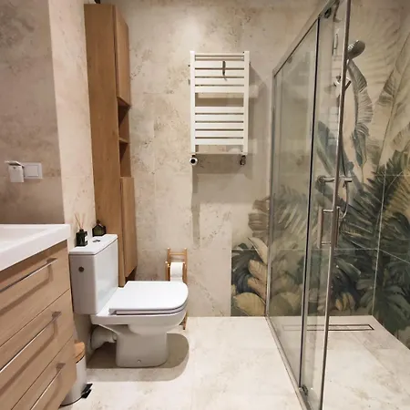 Modern In Shared Apartment, Balcony, Fast Wifi, Public Parking 5 Minutes Walking 公寓 *