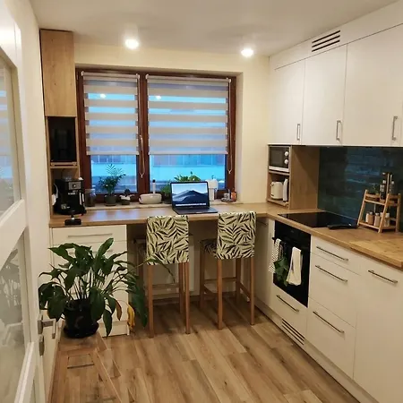 Modern In Shared Apartment, Balcony, Fast Wifi, Public Parking 5 Minutes Walking Lägenhet
