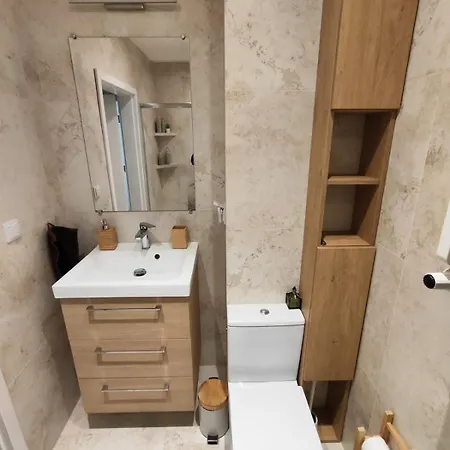 Modern In Shared Apartment, Balcony, Fast Wifi, Public Parking 5 Minutes Walking *