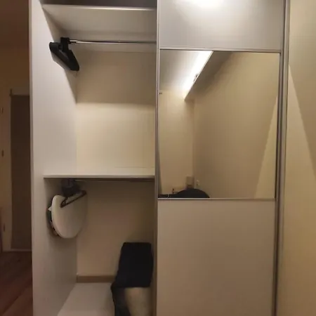 Modern In Shared Apartment, Balcony, Fast Wifi, Public Parking 5 Minutes Walking