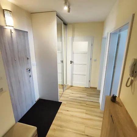 Modern In Shared Apartment, Balcony, Fast Wifi, Public Parking 5 Minutes Walking